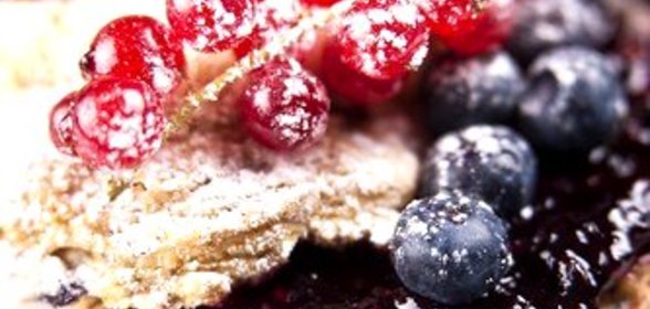 Печенье из грецких орехов с черничным джемом