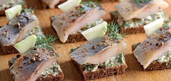 Канапе с селедкой и ароматным маслом