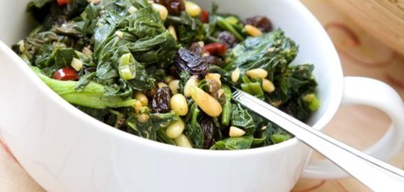 Сладкий мангольд с изюмом и миндалем