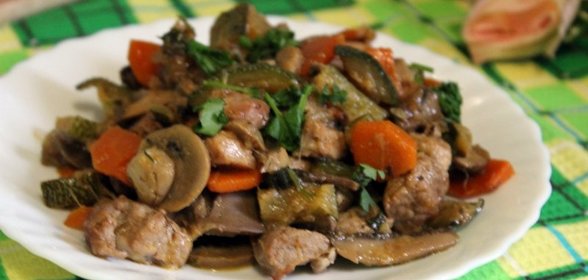 Свинина с овощами и шампиньонами