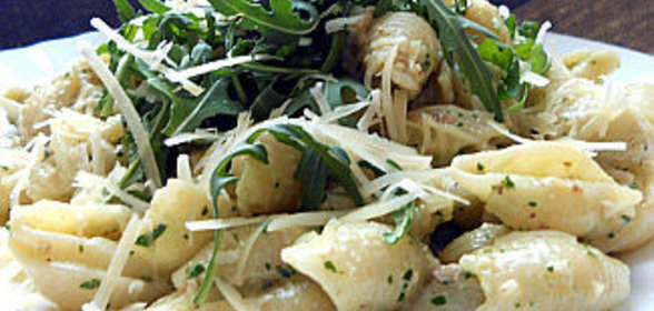 Паста с песто из руколы и грецких орехов