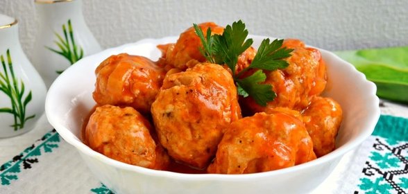 Тефтели из куриного фарша с пшеничной кашей в томатном соусе