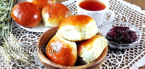 Сдобные булочки с конфитюром из слив