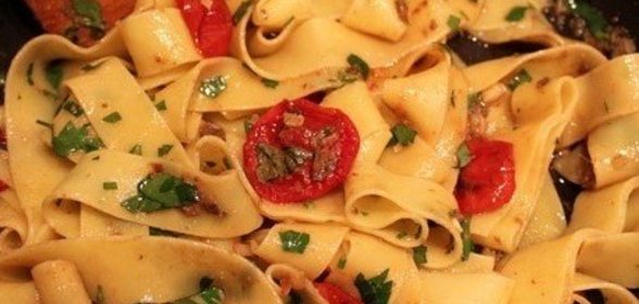 Паппарделле с чесноком, анчоусами и оливковым маслом