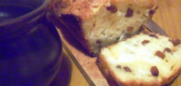 Кекс на сгущенном молоке с яблоками и изюмом