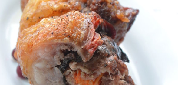 Мясной рулет с корейской морковью и клюквой