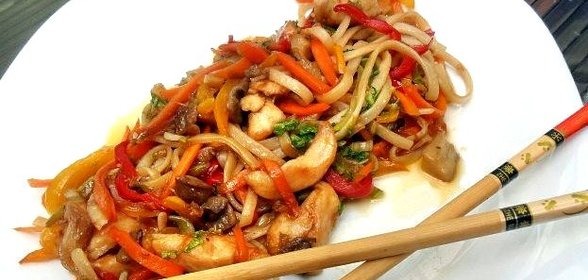 Удон с курицей и грибами