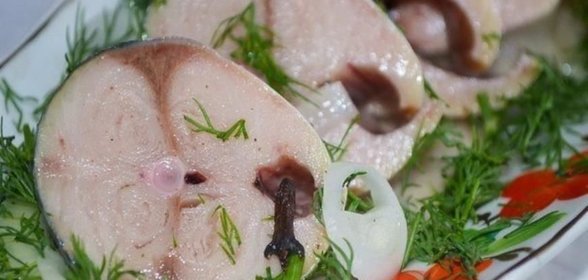 Скумбрия, маринованная в яблочном уксусе с пряностями