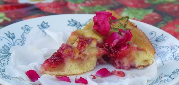 Шарлотка с малиновым джемом
