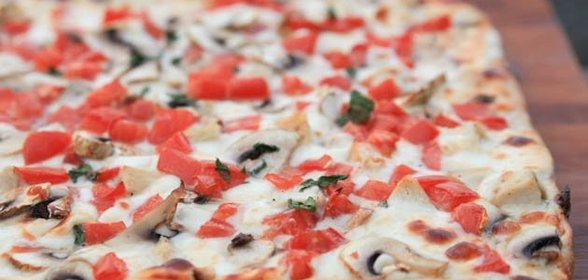 Пицца с курицей и грибами