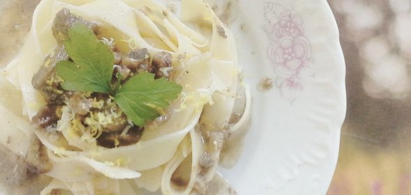 Говядина с грецкими орехами и грибами