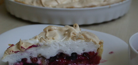 Пирог со смородой и безе