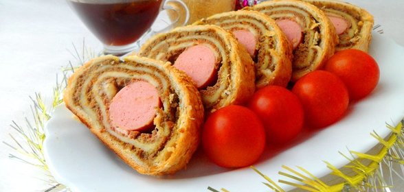 Печеночно-яблочный штрудель с кисло сладким соевым соусом