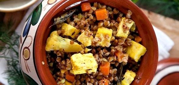 Гречка с овощами и сыром в горшочке