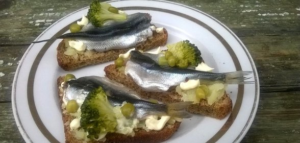 Бутерброды с соленой килькой