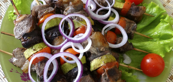 Мини-шашлычок из куриных сердечек и свинины с овощами, маринованный в кисло-сладком маринаде