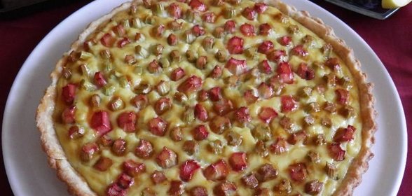 Открытый пирог с ревенем