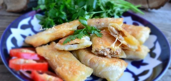 Самса слоеная с куриным фаршем и сыром, жареная на сковороде