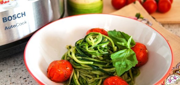 Паста из цукини с черри и облегченным соусом песто