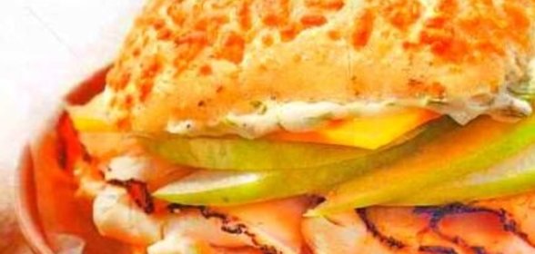 Бургеры с курицей, яблоком и сыром