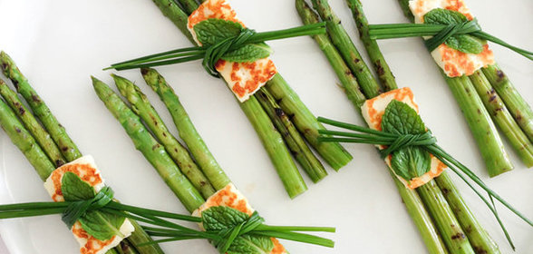 Спаржа с сыром халлуми