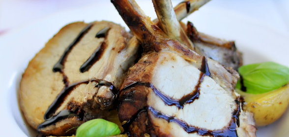 Мясо на косточке маринованное в бальзамическом уксусе и оливковом масле с прованскими травами