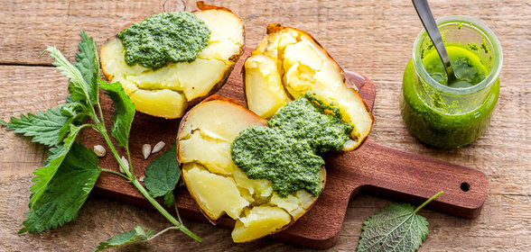 Печеный картофель с песто из крапивы
