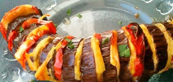 Баклажан, запеченный с сыром и помидорами