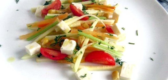 Салат из овощей с сыром фета и заправкой из оливкового масла