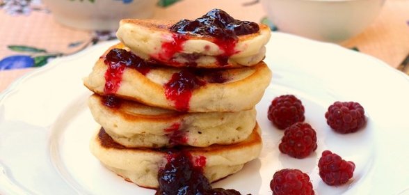 Оладьи без яиц с малиной
