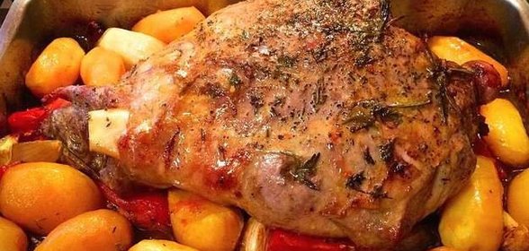 Баранья нога, запеченная с картофелем