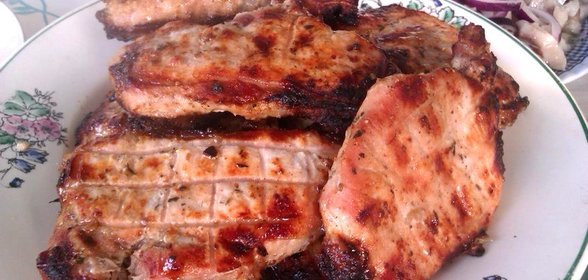 Свиная корейка с розмарином на решетке