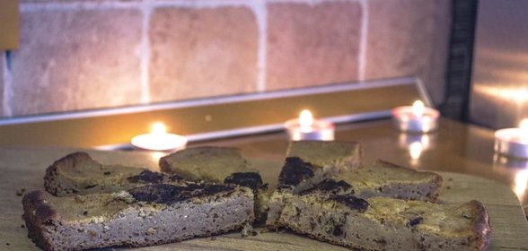 Пирог на грушевом варенье с корицей