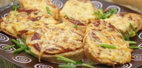 Тосты с томатным соусом и сыром