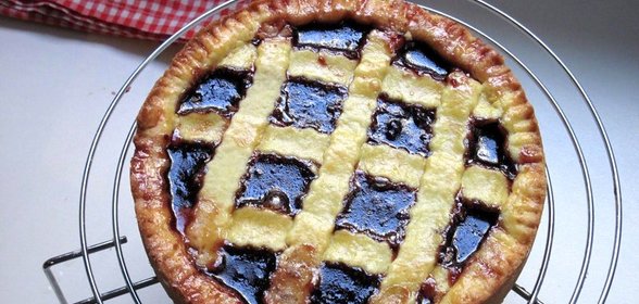 Пирог с вишневым вареньем