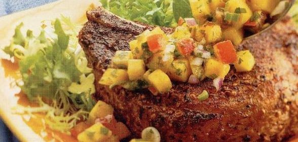 Пряная свинина и сальса с манго