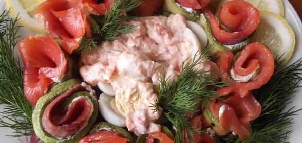 Рулетики из кабачков-гриль с семгой