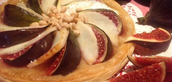 Слойки с инжиром и сыром