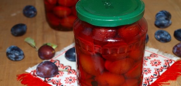 Сливы фаршированные чесноком