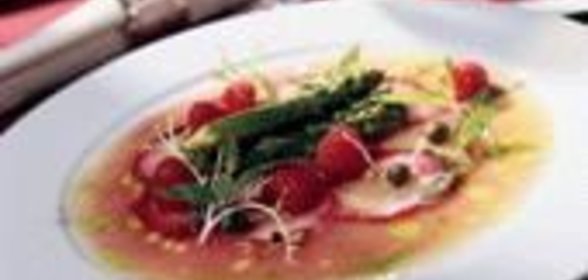 Карпаччо из морского черта с малиной и зеленой спаржей