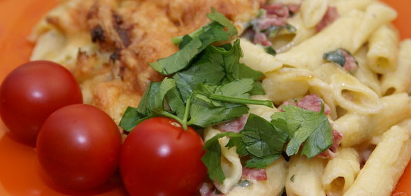 Запеченная Паста с соусом 4 сыра и салями