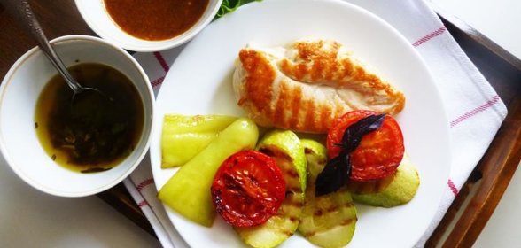 Куриная грудка и овощи на гриле с двумя соусами
