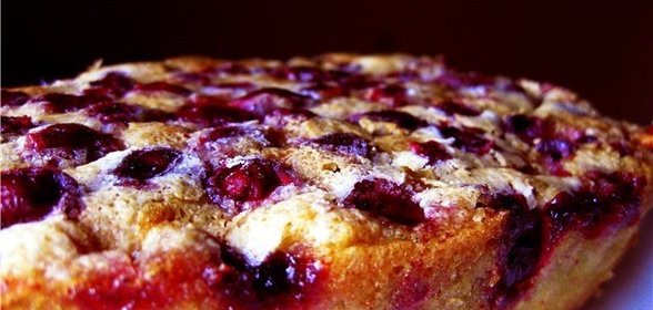 Шарлотка с замороженной вишней