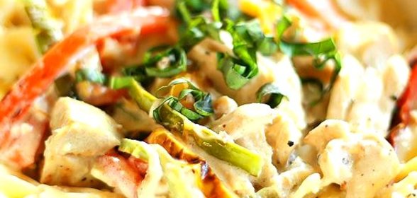 Куриное филе с пастой и болгарским перцем