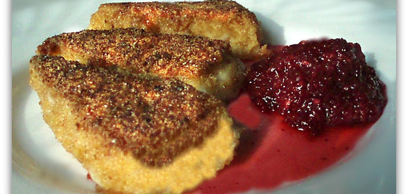 Жареный сыр с брусничным релишем