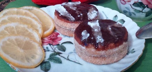 Песочное пирожное с яблочно-имбирным конфитюром и глазурью
