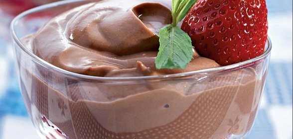 Замороженный шоколадный йогурт с клубникой