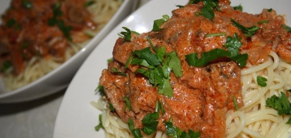 Спагетти с грибами и мясным соусом