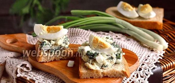 Тосты с салатом из молодой крапивы