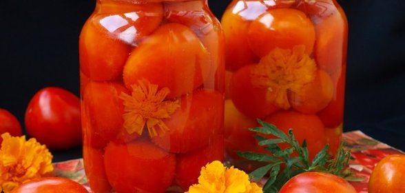 Помидоры маринованные с бархатцами